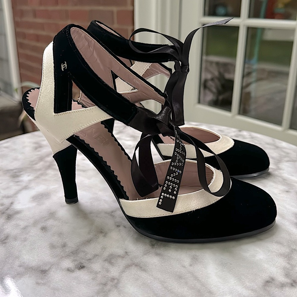 Chanel Velvet Bow Heels- Audrey Hepburn Elegance from 2013 - worn once!